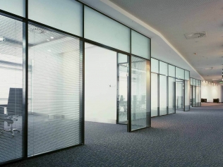 办公室装修设计选用玻璃隔断
