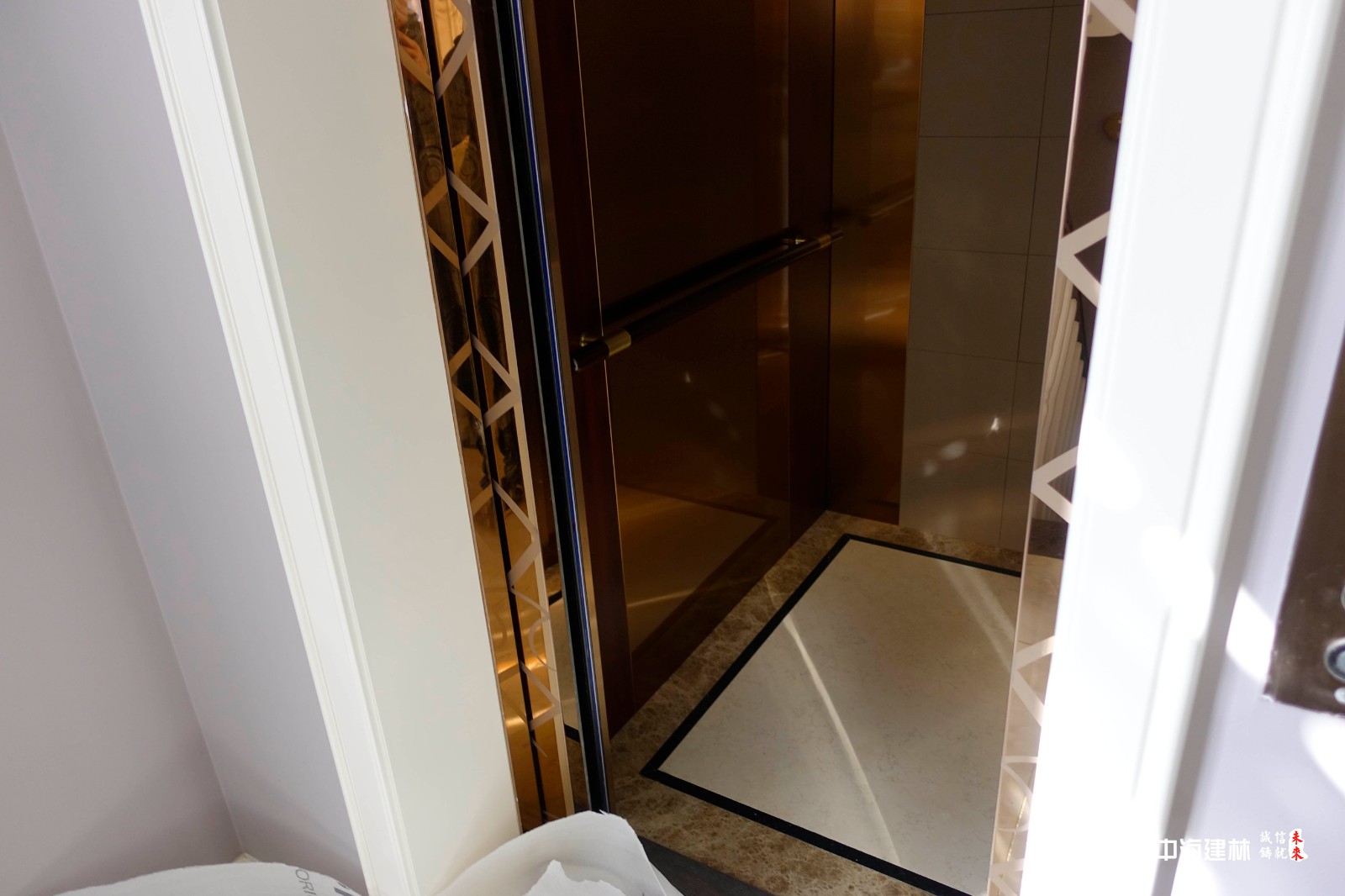 别墅装修设计施工400平米简欧风格装修实景案例-室内电梯实景图