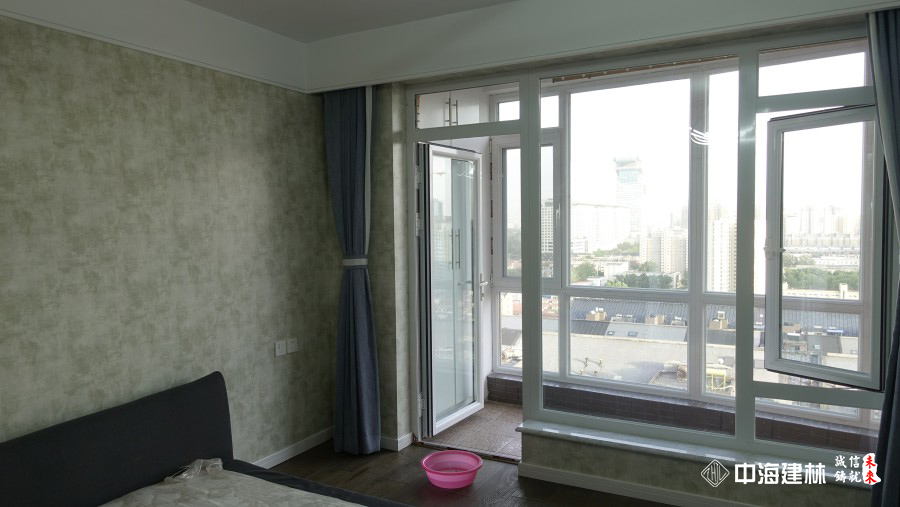 老房装修改造170平米现代简约风格装修实景案例-主卧室阳台实景图