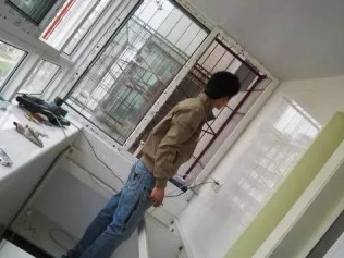 任性老婆非要改阳台为厨房，这下完了，楼上邻居连衣服都不敢晾了